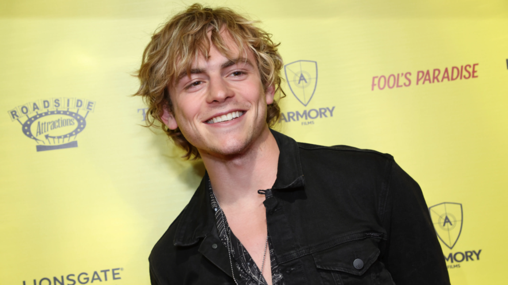 Is Ross Lynch Gay